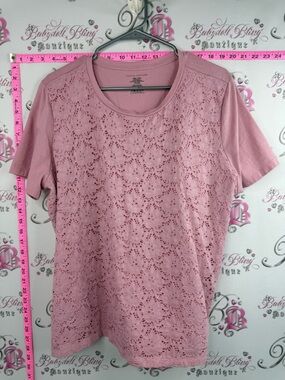 Classic editions T-shirt Lacie flowers Short-Sleeve Lace Front Tee in Dusty Rose